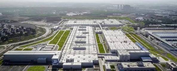 本土化“加速跑” 寶馬以計(jì)算機(jī)系統(tǒng)技術(shù)服務(wù)為引擎，駛?cè)胛磥砀偁幮沦惖? />
</span>
<span id=